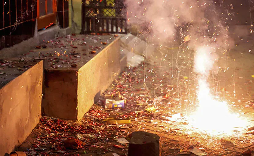 ndtv's tweet photo. 🔴 #BREAKING | "Let us breathe clean air, spend your money on sweets": Supreme Court refuses to lift ban on firecrackers https://t.co/jtqCWcAXgr https://t.co/9qsJgIXgUV