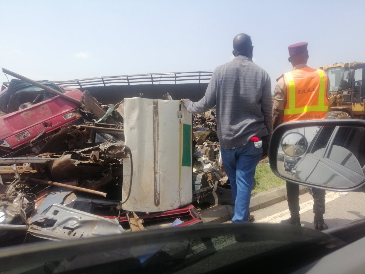 trafficbutter's tweet image. "@Conel01: If possible, avoid coming in from Karu site to Abacha Barracks..... Reason : Main lane blocked as a result of an accident ( Heavy Duty with metals) #AbujaTwitterCommunity #abujatraffic #Traffic