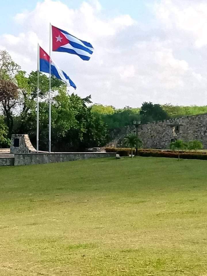 En #Cuba, el Día de la Cultura señala la fecha en que se cantó el Himno sagrado que dice: "En cadenas vivir, es vivir en afrenta y oprobio sumido". Lo llevamos en la sangre. Por eso ¡aquí no se rinde nadie! #CubaEsCultura