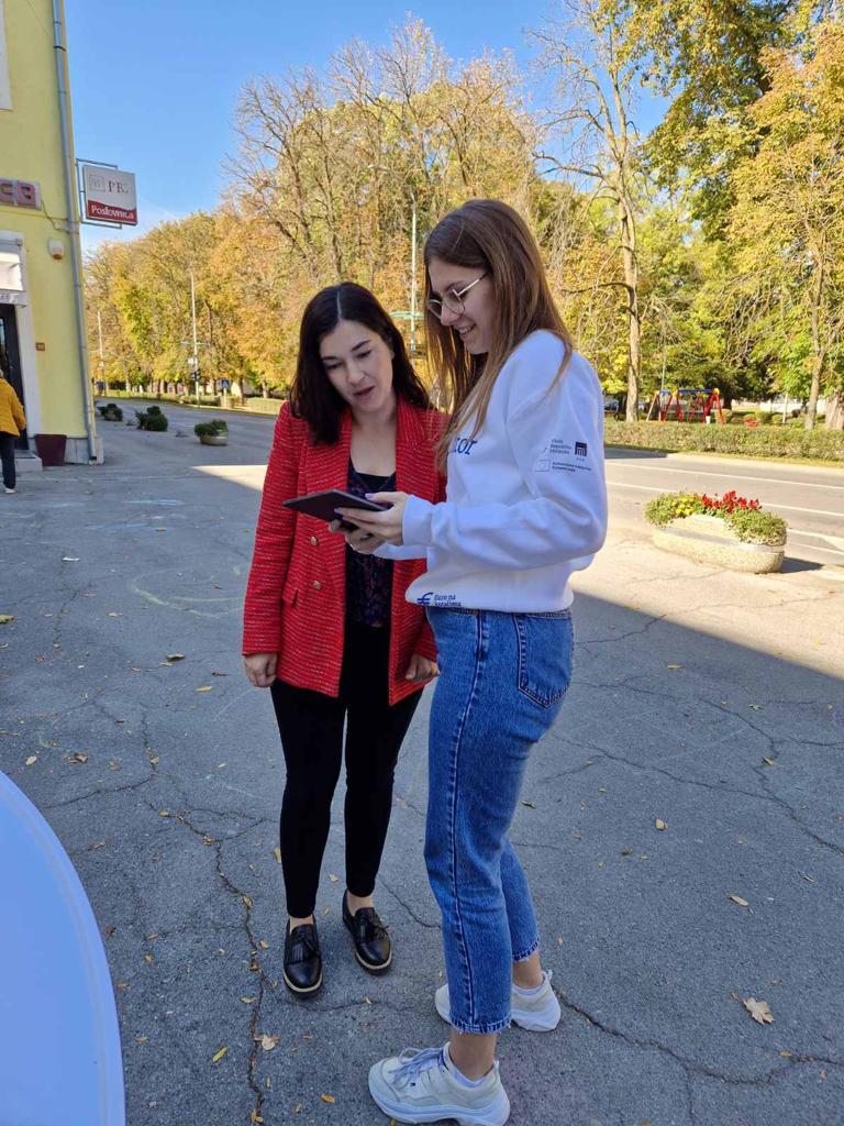 Danas naši €dukatori- studenti Ekonomskog fakulteta u Osijeku pozivaju građane Donjeg Miholjca da posjete Euro na kotačima koji sutra stiže u Vinkovce.

Studenti su pravi euroznalci 👌