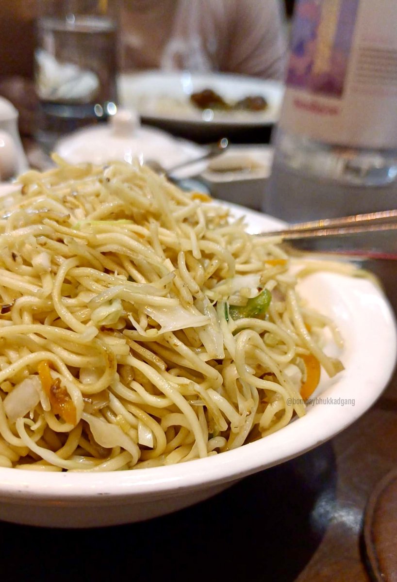 Bombaybhukkadg1's tweet photo. 📸In Frame:- Veg Hakka Noodles🍜
Ever need to fulfil your tummies with some unique Chinese food this place is best option.
#mainlandchina #chineserestaurant #chinesecuisine #chineseculture #chinesefoods #indochinesefood #hakkanoodles #asianfoods #aroihere https://t.co/o4YaVcmigp