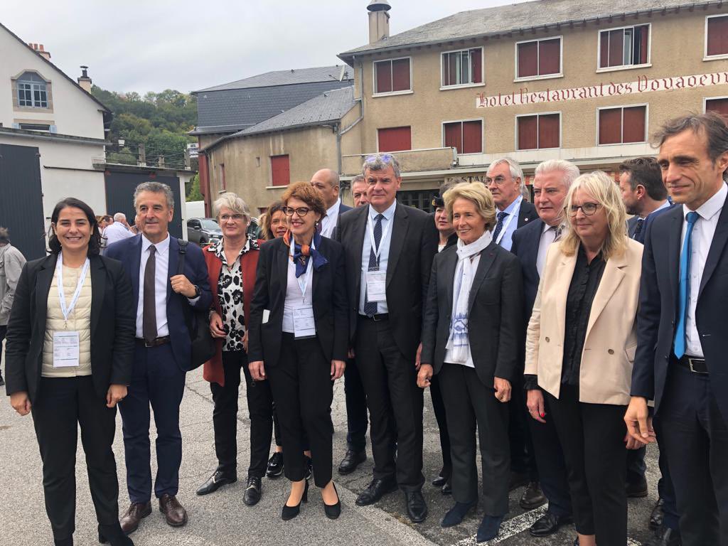 Arrivée de <a href="/carolinecayeux/">Caroline Cayeux</a>, Ministre déléguée en charge des collectivités au 38e congrès de l’ANEM à Pont de Salars, avec @PascaleBoyer, Secrétaire générale ANEM et députée Hautes Alpes, <a href="/J_PVigier/">Jean-Pierre Vigier</a>, VP ANEM et député de Haute Loire et <a href="/FEspagnac/">Frédérique Espagnac</a> sénatrice des Pyrénées-Atlantiques