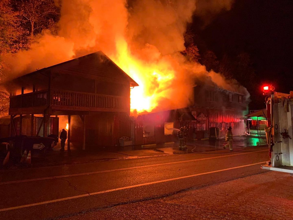 LesyaFeinsNews's tweet photo. BREAKING 🔥
Crews are on scene at Fat Boy’s  Grill and Tavern in Martin, KY. 
We are on our way there now. @WSAZnews 

📷: City of Martin, KY Fire Department’s Facebook page https://t.co/tb1Uz2i1wP