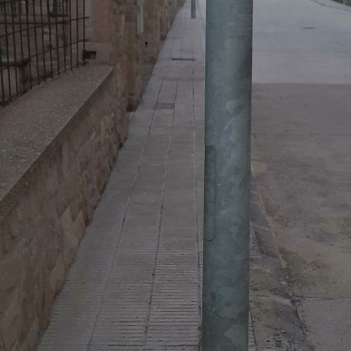 lesintrepidesbb's tweet photo. Hola, @AjBorgesBlanque

👉 Veiem que aquest carrer, que deu fer uns mesos que està urbanitzat (o algun any), té unes 𝐯𝐨𝐫𝐞𝐫𝐞𝐬 𝐞𝐬𝐭𝐫𝐞𝐭í𝐬𝐬𝐢𝐦𝐞𝐬, que encara se'n fan més si hi posem fanals. https://t.co/lFdAu5MTaY