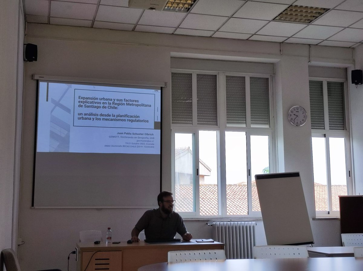 🎙️Our PhD candidate <a href="/schuster_juan/">Juan Pablo Schuster</a> presented ongoing research at the International Conference on Regional Science in Granada. #AECR #ERSA 

<a href="/CanalUGR/">Universidad Granada</a> <a href="/Geografia_UAB/">Geografia UAB</a>