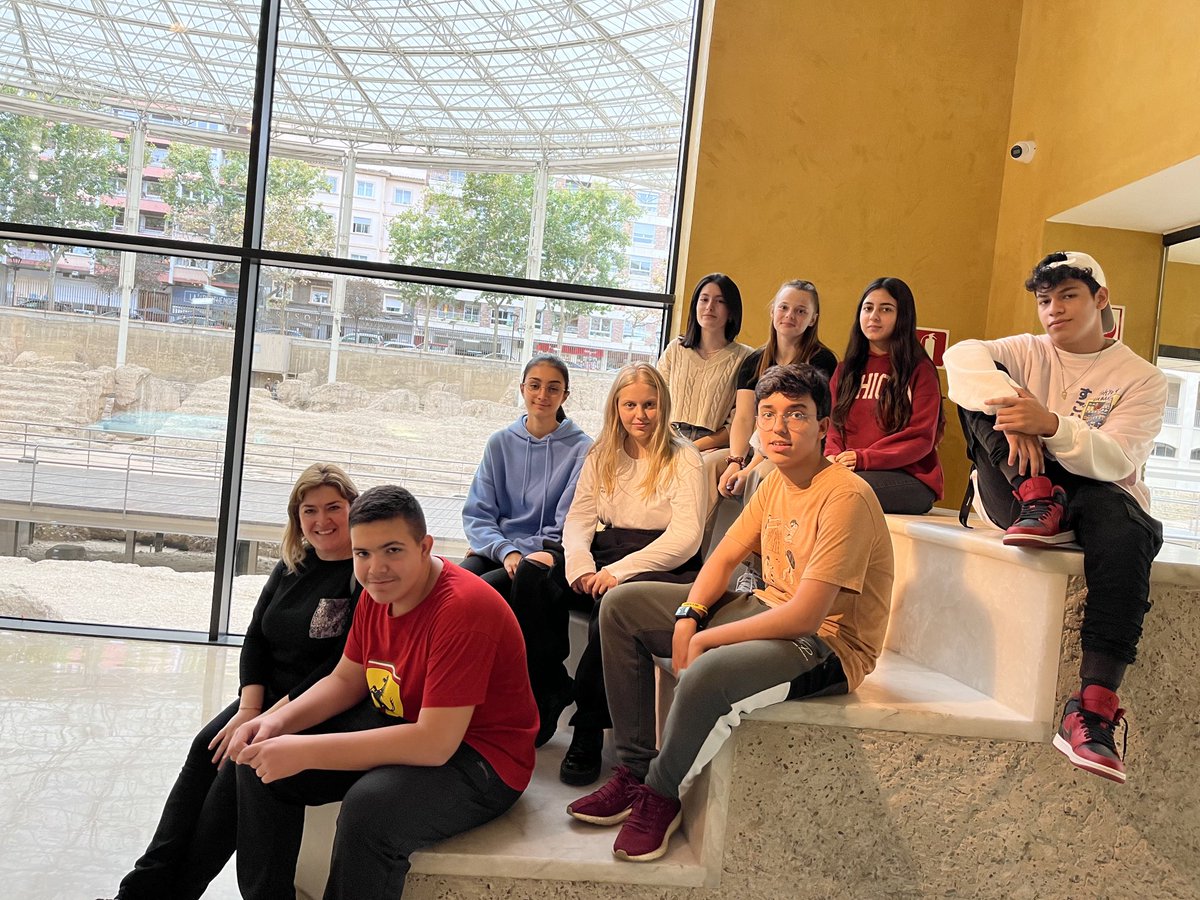 anicamayortena's tweet photo. ⁦@iesjzuritazgz⁩ Salida con Bachillerato al Teatro Romano de Caesaraugusta IES Zurita https://t.co/SnEmhVl4u9