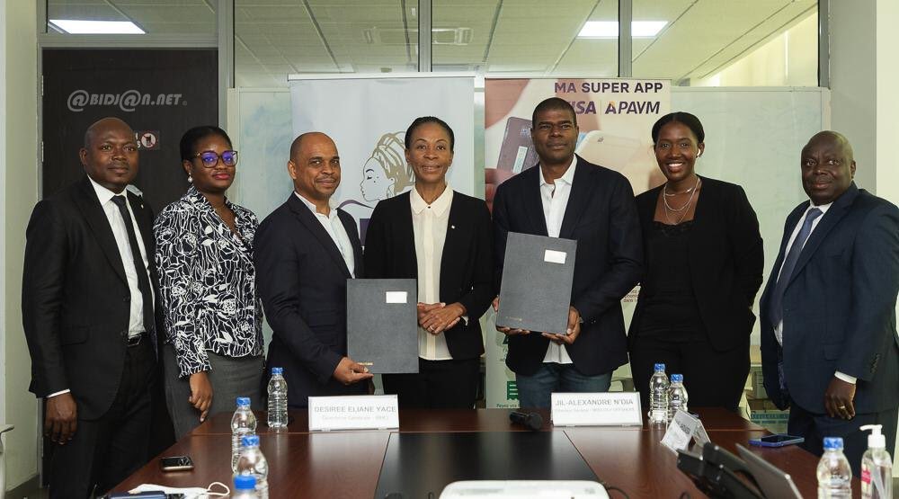 emmanuelkassi's tweet photo. Heureux de vous annoncer la signature d’un partenariat entre ma structure WEBLOGY et la BHCI, sur distribution/rechargement de la  Carte PHÉNIX de la BHCI dans les agences WEBLOGY et sa prise en charge (Rechargement mobile money, transfert, paiement) dans l’appli APAYM de WEBLOGY https://t.co/g9IdUzDymR