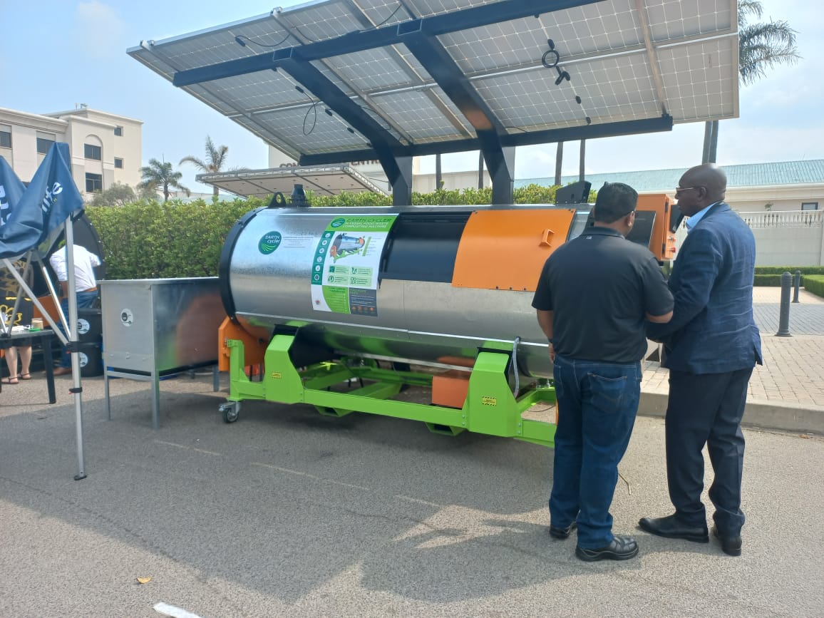 AngelaLudek's tweet photo. A busy week in #SouthAfrica @WRAP_UK #RecycleWeek β»οΈ @WasteAid @Rebecca4Earth at @IWMSA #WasteCon2022 π engaging with industry on themes of #wastepickerintegration & #circulareconomy solutions π https://t.co/0wkUCOAeDI