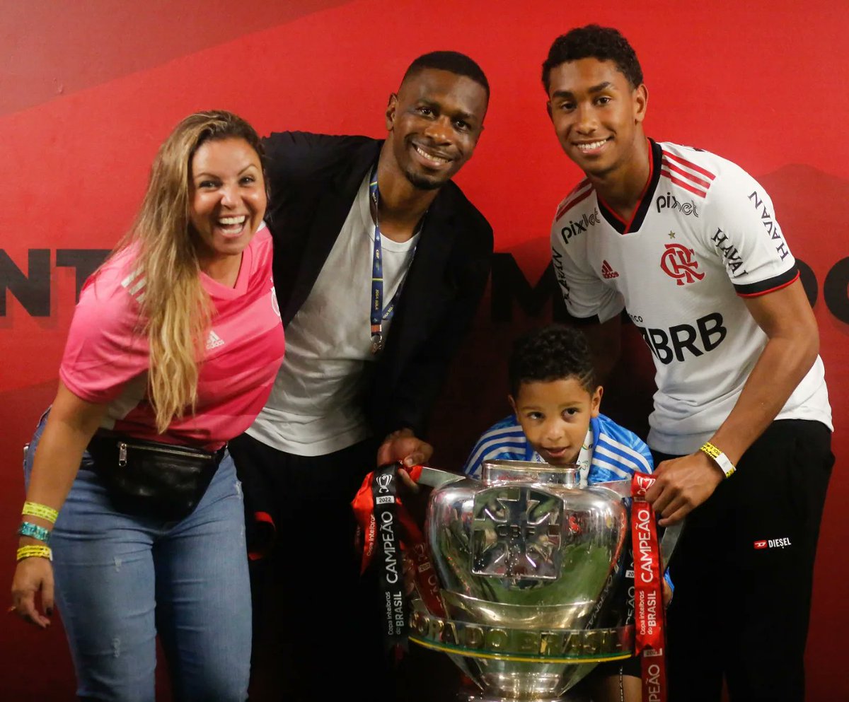 Ser Flamengo é acreditar sempre, saber sofrer, ter coração forte, enfrentar a adrenalina e viver a felicidade de gritar é campeão na presença da nação rubro-negra. Orgulho de fazer parte desta conquista, desta história, de trabalhar com este grupo e com estes profissionais. ❤️🖤