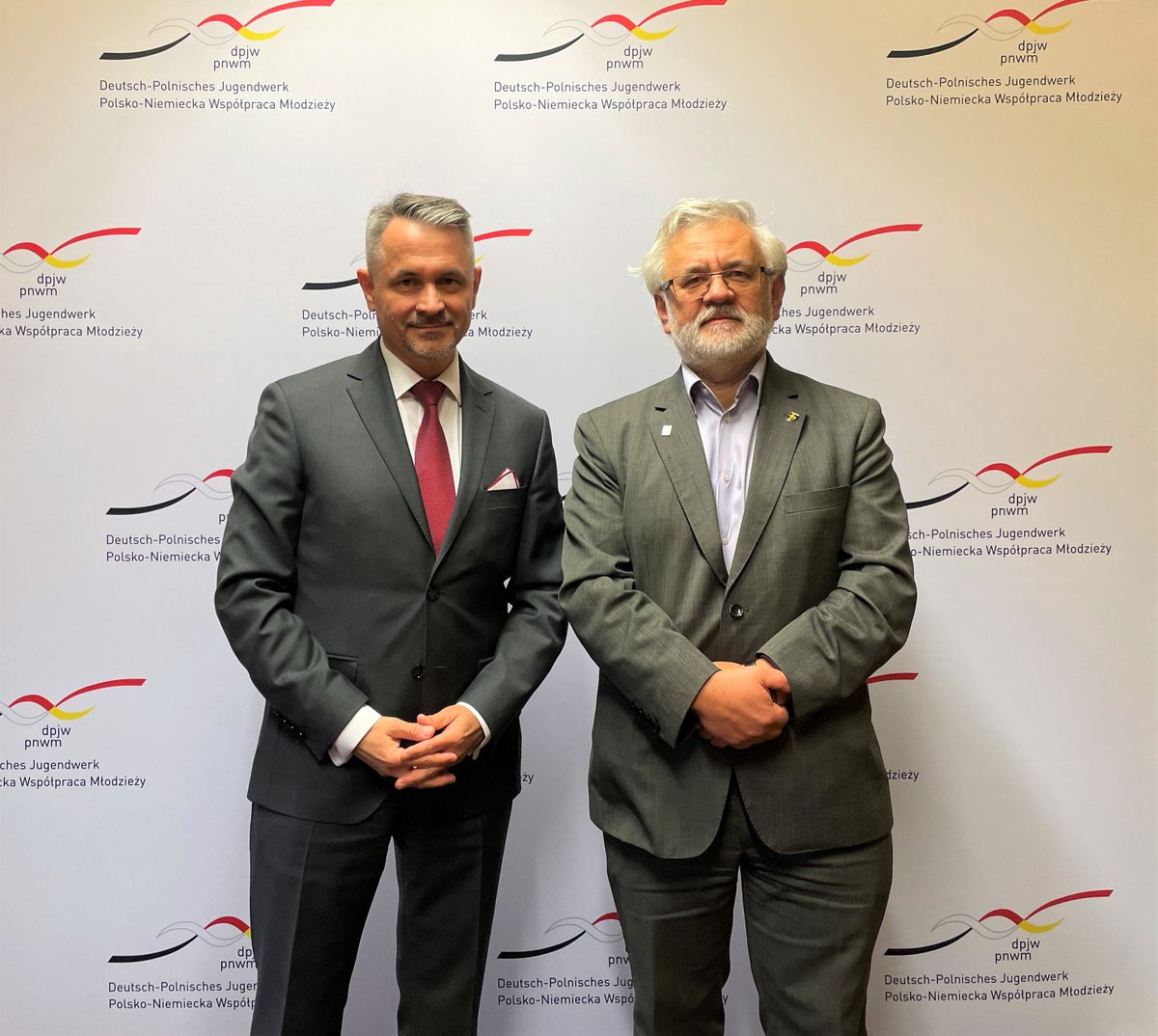 dpawlos's tweet photo. Miałem dziś przyjemność gościć w #PNWM przewodniczącego Rady Fundacji Polsko Niemieckie Pojednanie dr. Pawła Kuglarza (#FPNP) i rozmawiać z nim o współpracy naszych organizacji oraz konieczności zintensyfikowania dialogu 🇵🇱-🇩🇪. https://t.co/lJCXkDyjBt