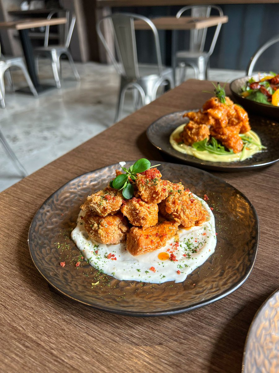 فلانك | Flank 
- من المطاعم المميزة في الرياض🤩🤍!
الطلبات🍴| فلانك واغيو برقر + ترافل فرايز + شريمب بافلو + تشيكن بيكون بافلو + سلطة البوراتا +كرات البريسكت 
المكان | واسع + جلسات داخلية فقط 
الموقع📍| حي حطين - مجمع حطين سكوير