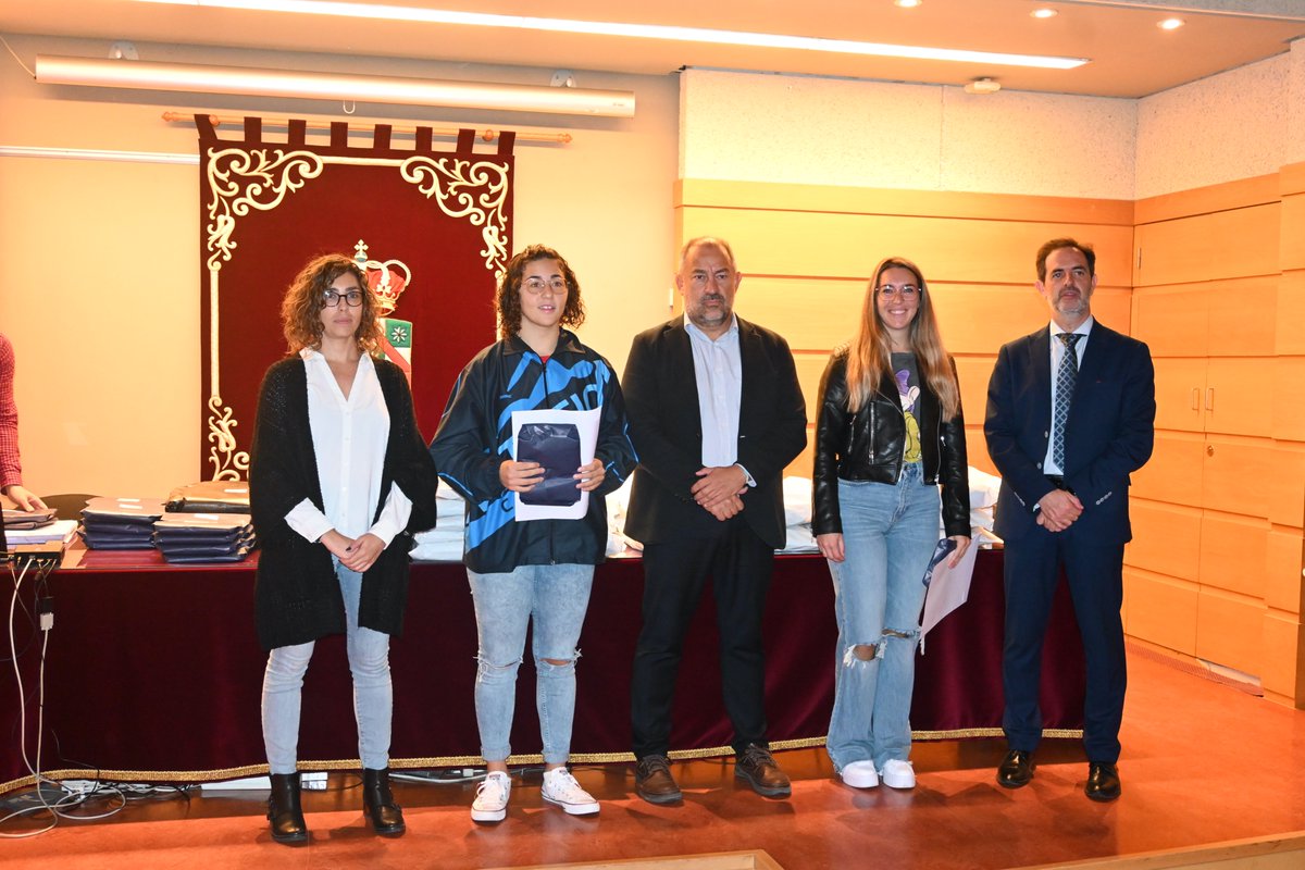 ViceCuencaUCLM's tweet photo. ⚽️ENTREGA DE PREMIOS TROFEO RECTOR🏀
Enhorabuena a todos los ganadores de esta edición
🎾Los premiados han recibido sus obsequios de la mano del rector @GardeJulian , el vicerrector @csmelendez  y la directora académica Blanca Notario. 
Galería de fotos: https://t.co/gaqPpInBWL https://t.co/io0BoP33w1
