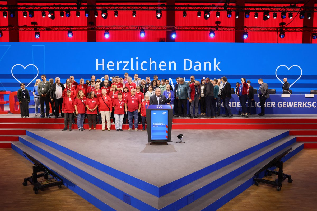 DeineEVG's tweet photo. Der 3. Ordentliche Gewerkschaftstag ist zu Ende. Fazit:
→ Gratulation an neuen Vorstand und Dank an @KlausKD
→ 364 Anträge, knapp 300 Delegierte
→ Gewerkschaftstag gibt Politik klare Aufgaben mit
→ Goldener Hemmschuh für @Wissing
→ Tausende bei der Demo für den SGV #gwt22 https://t.co/xfQnA9x1gu