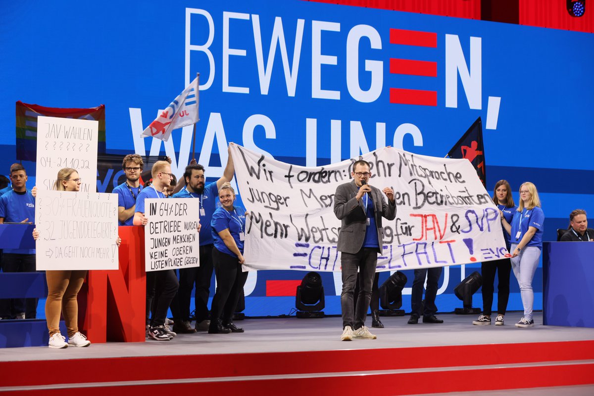 DeineEVG's tweet photo. Der 3. Ordentliche Gewerkschaftstag ist zu Ende. Fazit:
→ Gratulation an neuen Vorstand und Dank an @KlausKD
→ 364 Anträge, knapp 300 Delegierte
→ Gewerkschaftstag gibt Politik klare Aufgaben mit
→ Goldener Hemmschuh für @Wissing
→ Tausende bei der Demo für den SGV #gwt22 https://t.co/xfQnA9x1gu