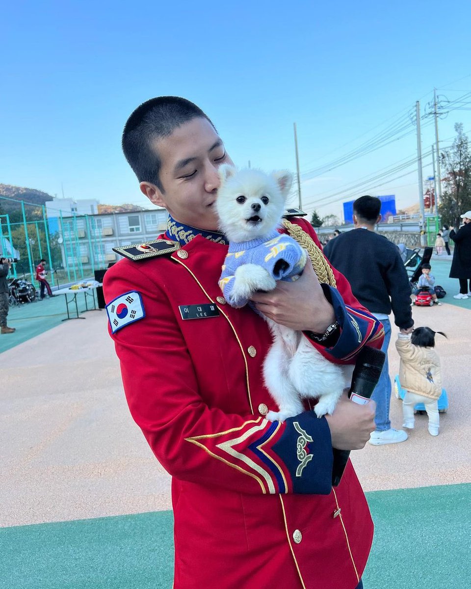 fragile_GNCD's tweet image. 눈물.....옷 잘어울려....