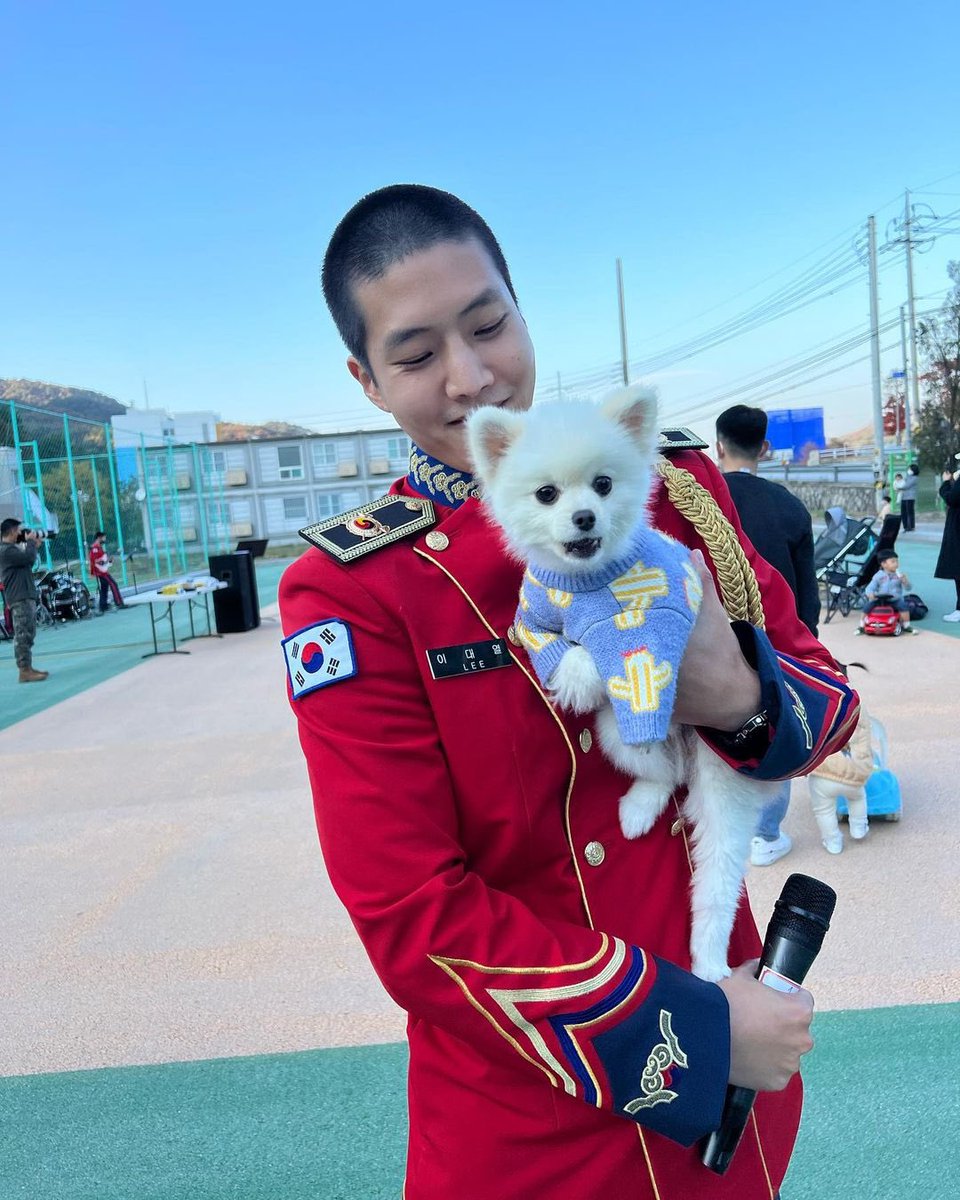 fragile_GNCD's tweet image. 눈물.....옷 잘어울려....