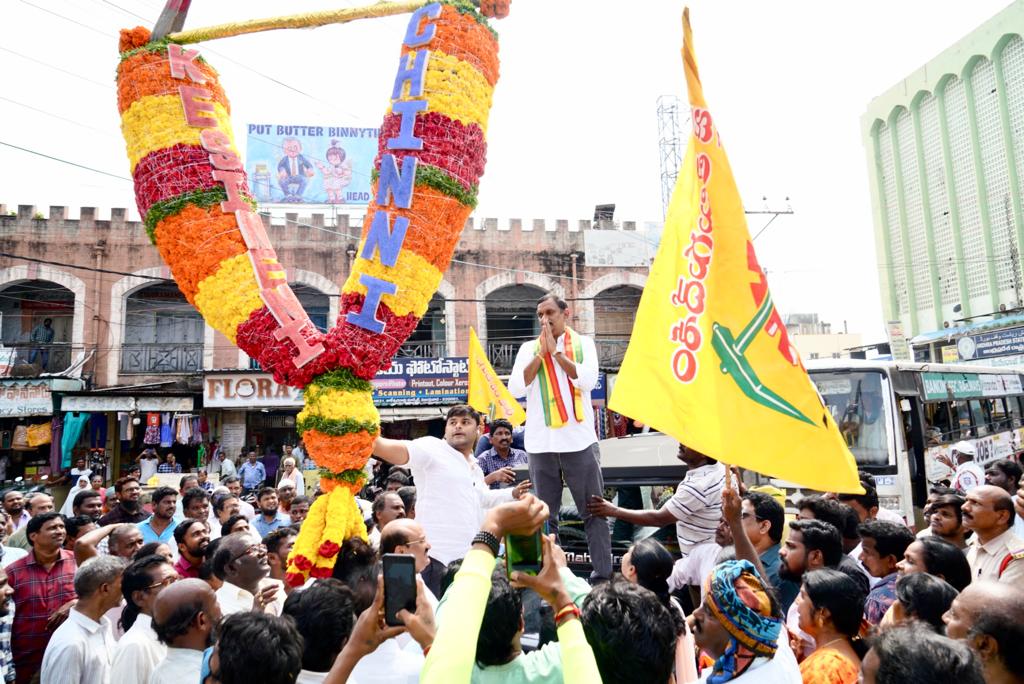 Help_Kesineni's tweet photo. అన్న నందమూరి తారక రామారావు గారి 
శతజయంతి ఉత్సవాల్లో భాగంగా 
ఈరోజు విజయవాడ పశ్చిమ నియోజకవర్గంలో 
కేశినేని ఫౌండేషన్ మేనేజింగ్ ట్రస్ట్
శ్రీ కేశినేని శివనాథ్(చిన్ని) గారి ఆధ్వర్యంలో 
అన్నా మొబైల్ క్యాంటీన్ ను ప్రారంభించిన 
తెలుగుదేశం పార్టీ రాష్ట్ర ప్రధాన కార్యదర్శి, 1/2 https://t.co/dfdpTrFyXX