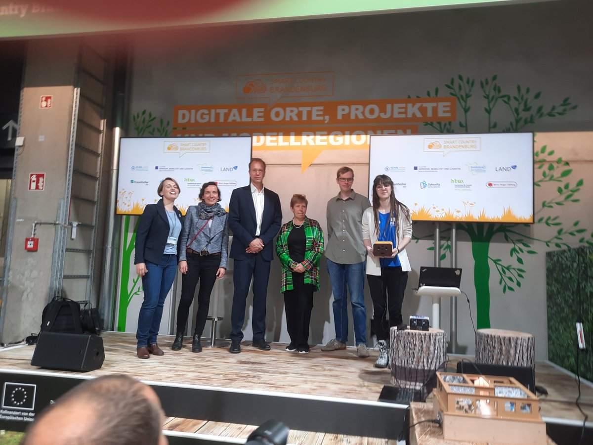 WFBBrandenburg's tweet photo. Sehr interessanter Workshop "KI in Brandenburg". Das Netzwerk #Net4AI stellte drei Projekte der @TH_Wildau vor. #Smarthome mit dem #RoboterROSE.
#SmartCountryBrandenburg #SCCON22 https://t.co/holi7h7Hcm