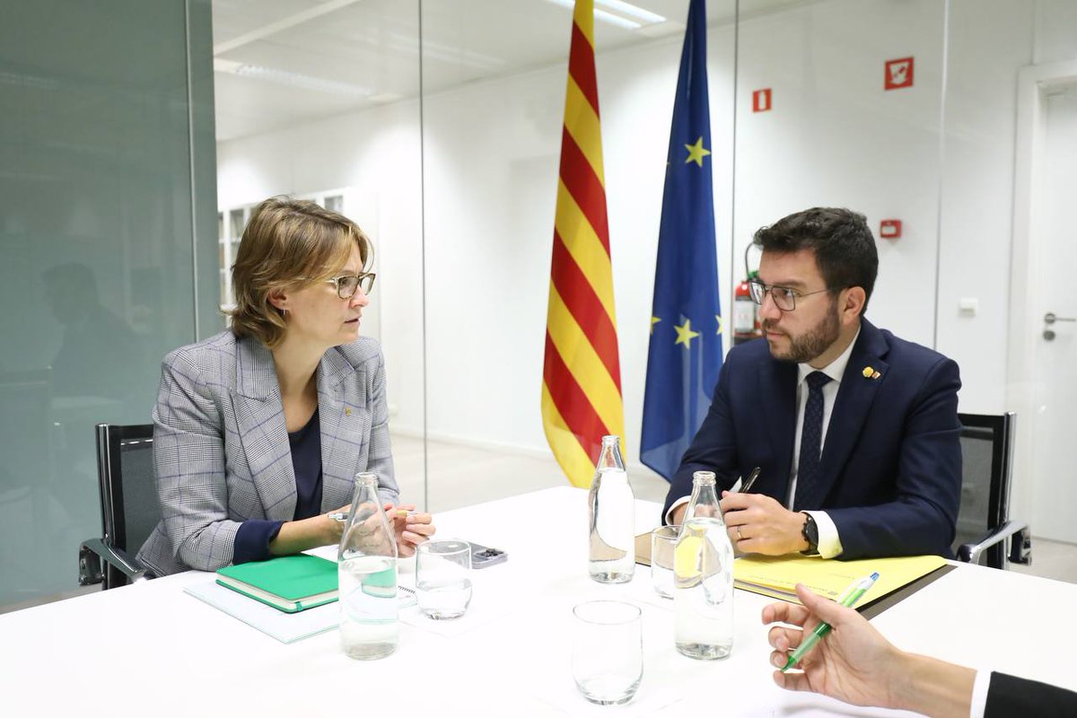 📍 El president @perearagones i la consellera @MeritxellSerret fan un viatge institucional a Brussel·les 🌍 Aquest matí han visitat la Delegació del Govern davant la Unió Europea (@Catalonia_EU). Allà han saludat a tot l'equip de la delegació i han mantingut una reunió