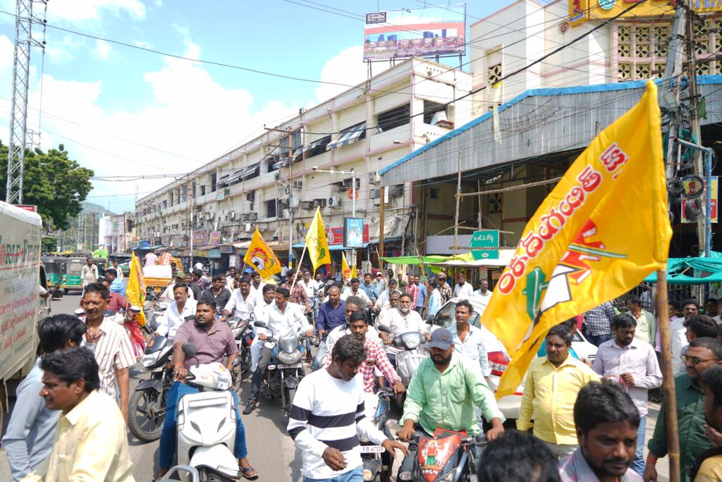 Help_Kesineni's tweet photo. ఉత్తరాంధ్ర జిల్లాల ఇంచార్జీ శ్రీ బుద్ధా వెంకన్న గారు 
మరియు తెలుగుదేశం పార్టీ బీసీ మైనారిటీ నాయకులు, 
రాష్ట అధికార ప్రతినిధి శ్రీ నాగుల్ మీరా గారు.. 
#AnnaCanteenVijayawada #KesineniChinni #BuddhaVenkanna #TeamKesineniSivanath #VijayawadaWest @KesineniS @TeamChinni   2/2 https://t.co/MiDpB2ZRYX