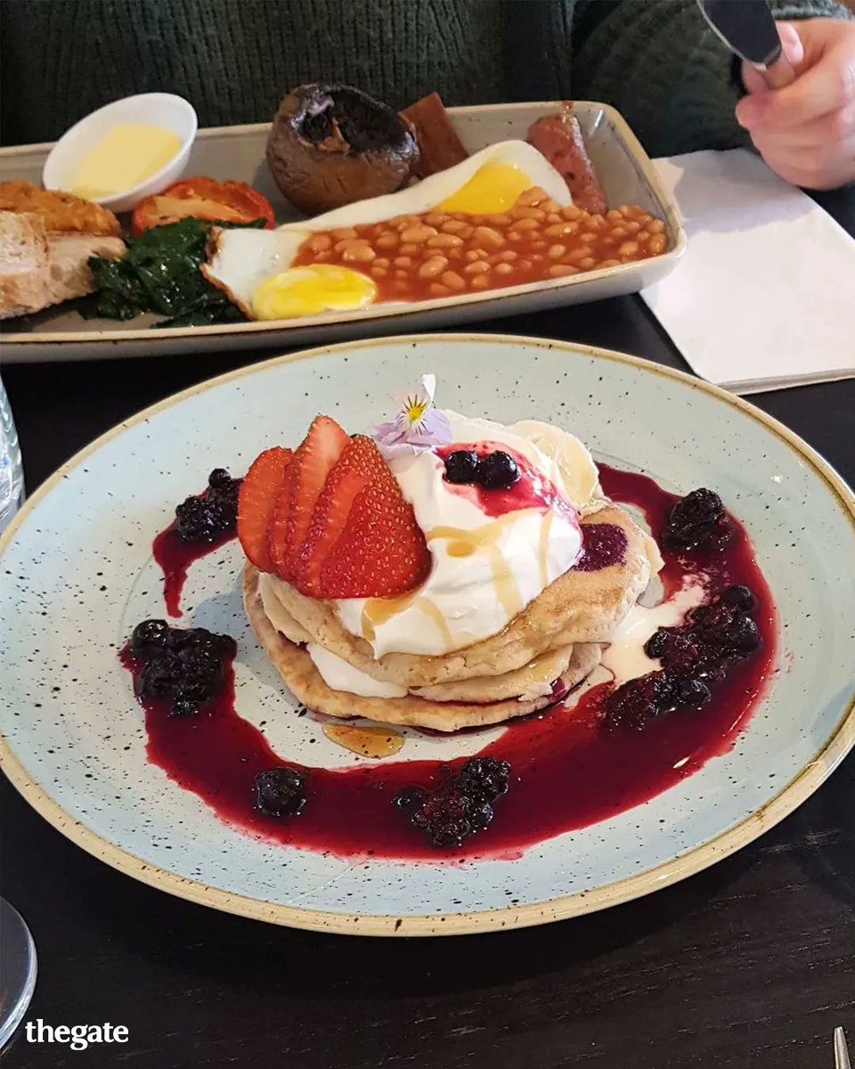 GateRestaurant's tweet photo. Our banana and berry pancakes…say no more. #GateRestaurants

📸: @clemence_lecter https://t.co/37JwCGb4l2