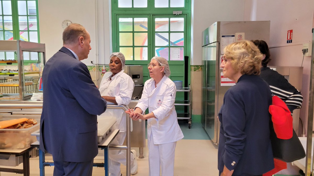 cde15_75015's tweet photo. @Philippe_Goujon à la rencontre des enfants et de l'équipe de cuisine de Miollis à l'occasion du GrandRepas préparé ce matin (produits frais) dans toutes nos cuisines des écoles de #paris15 #legrandrepas #cde15 https://t.co/bfwEgkzesd