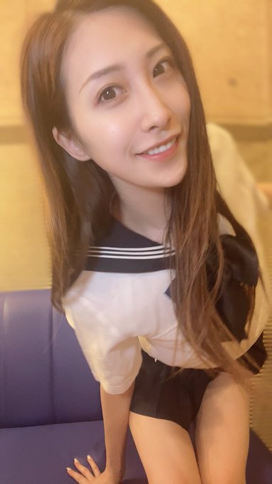こんばんは😆✨ 今晩はセーラー服で撮影です🎶 https://t.co/sqXRbNcMQF