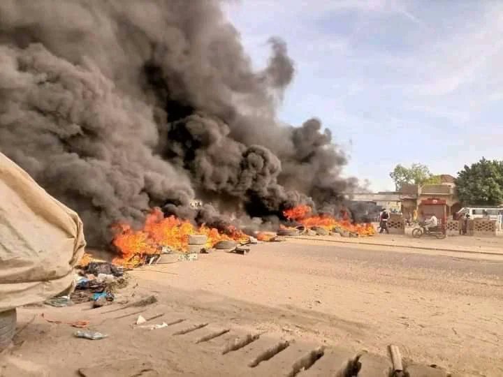 mali_news_arabi's tweet photo. 🛑#تشاد🇹🇩: مصادر محلية: عشرات القتلى من بينهم صحفي، وأكثر من 80 جريح في تظاهرات اليوم بالعاصمة أنجمينا ومدن أخرى رافضة تمديد الفترة الانتقالية بعد الانتهاء، واستمرار المجلس العسكري الانتقالي (الذي يرأسها نجل الرئيس السابق و المدعوم من #فرنسا)،  في السلطة الغير دستوري.
اللهم سلم🤲 https://t.co/rLG1p8p84M