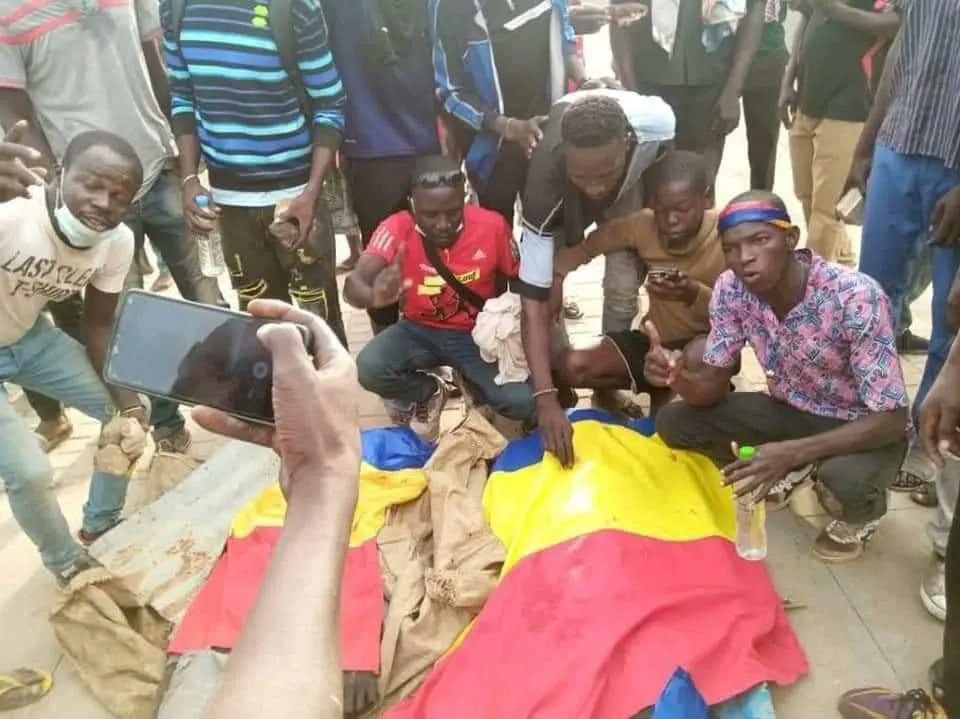 mali_news_arabi's tweet photo. 🛑#تشاد🇹🇩: مصادر محلية: عشرات القتلى من بينهم صحفي، وأكثر من 80 جريح في تظاهرات اليوم بالعاصمة أنجمينا ومدن أخرى رافضة تمديد الفترة الانتقالية بعد الانتهاء، واستمرار المجلس العسكري الانتقالي (الذي يرأسها نجل الرئيس السابق و المدعوم من #فرنسا)،  في السلطة الغير دستوري.
اللهم سلم🤲 https://t.co/rLG1p8p84M