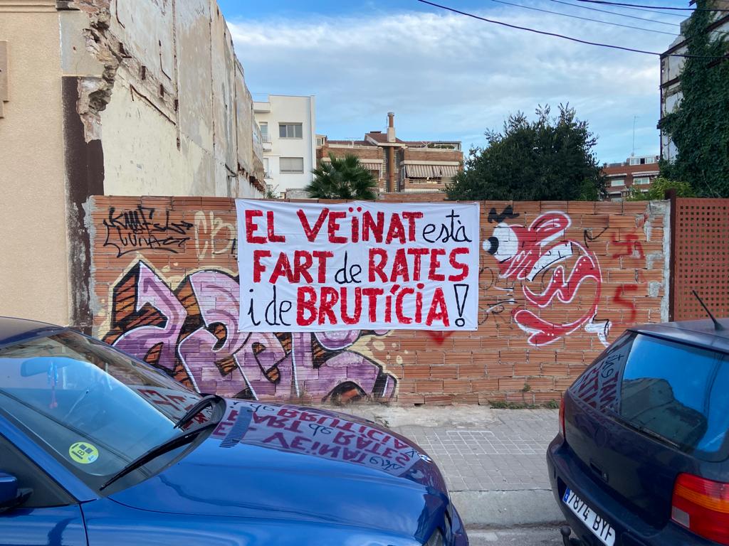 AVColliPujol's tweet photo. Els veïns contra l'estat dels solars al barri, brutícia, rates, inseguretat.
És urgent la construcció, urbanització, canvi de clavegueres...... Etc. 
En difinitiva, dignificar el barri.
Can Llamas, L'Estrella, Carrer Maragall...
@BadalonaMati @bdncom
@TereGonzalez13
@torrents_d https://t.co/apdlS1Flt0