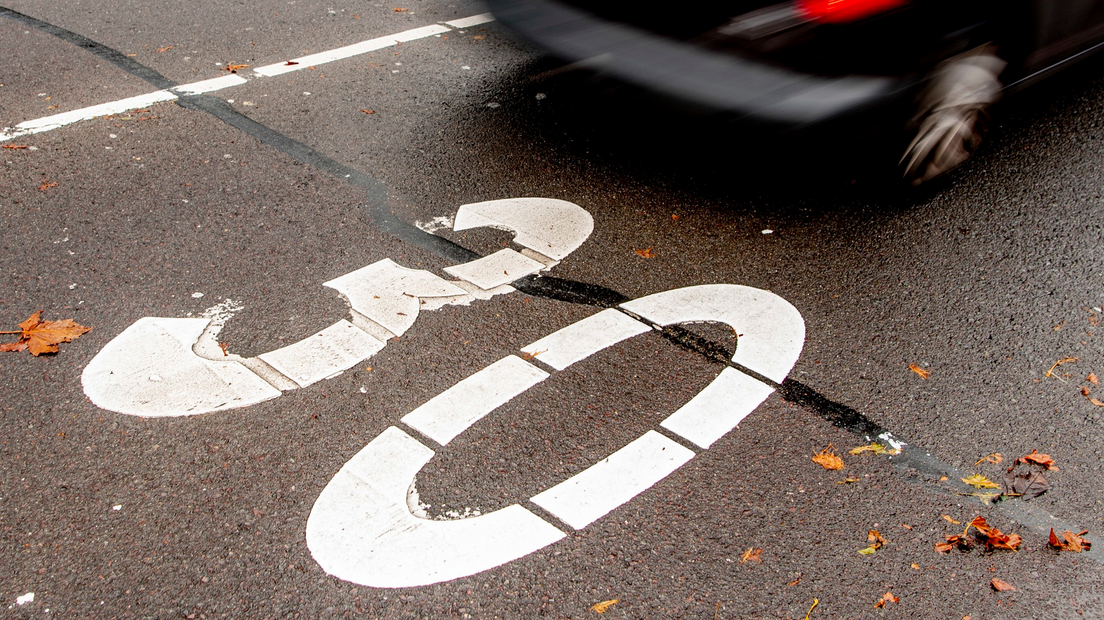 <a href="/Gemeente_Lwd/">Gemeente Leeuwarden</a> bereidt wegen voor op maximaal 30 kilometer per uur. Mooie stappen, op weg naar een #stad die veiliger en vriendelijker is voor #devoetganger. 💚#ruimtevoorlopen #lopen #wandelvriendelijk <a href="/frieschdagblad/">Friesch Dagblad</a> 

frieschdagblad.nl/regio/Leeuward…