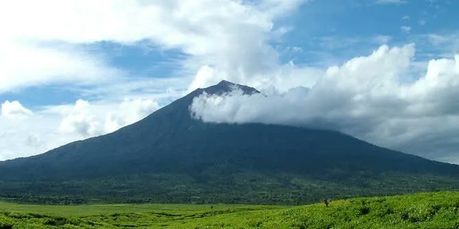 Gunung Kerinci Keluarkan Asap Tebal, Jalur Pendakian Ditutup bit.ly/3D8OlJ6