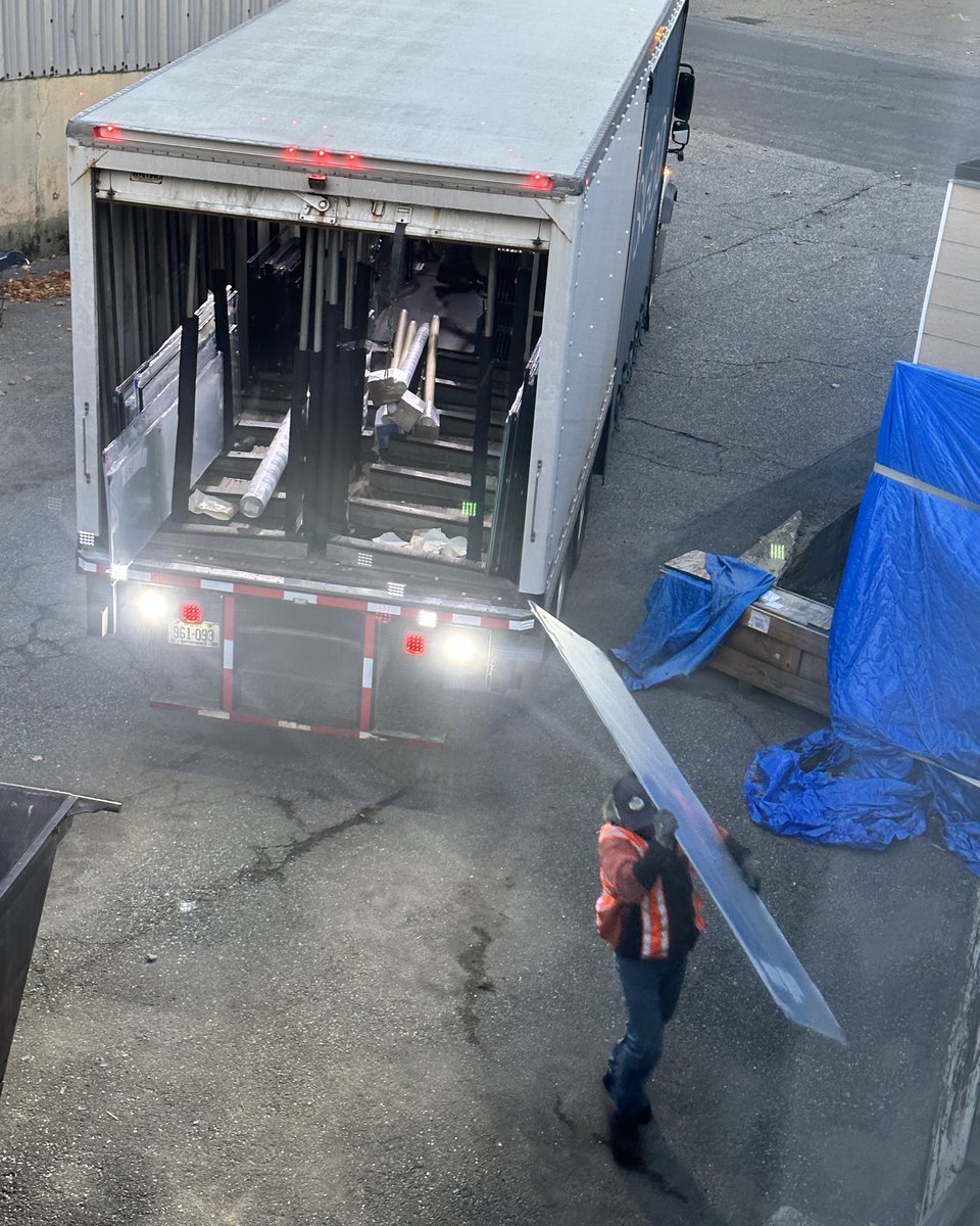 ImageGlassworks's tweet image. Early morning glass delivery today. Get it in, get it out!