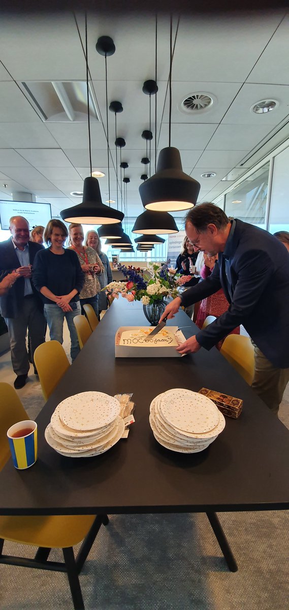 MarnixMOC's tweet photo. Feest bij het #MOC! 🎈 Het Marnix Onderwijscentrum bestaat 30 jaar. Al 30 jaar verzorgen we nascholing en advies aan onderwijsprofessionals. Benieuwd welke cursus, opleiding of training bij jou past? Bekijk https://t.co/pGWp74jDMU of neem contact op voor advies op maat. https://t.co/IychW8Lngw