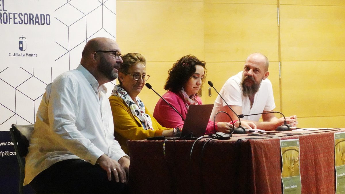 CRFPCLM's tweet photo. Hoy se desarrollan en #AlcázardeSanJuan las jornadas iniciales del Proyecto de Innovación Educativa #ObservayTransformaCLM "Sumando Aprendizajes", en la que se exponen experiencias educativas de toda #CLM. Muchas gracias por vuestra participación.
@RosanaCLM
@educajccm https://t.co/vReJ2sVLgG