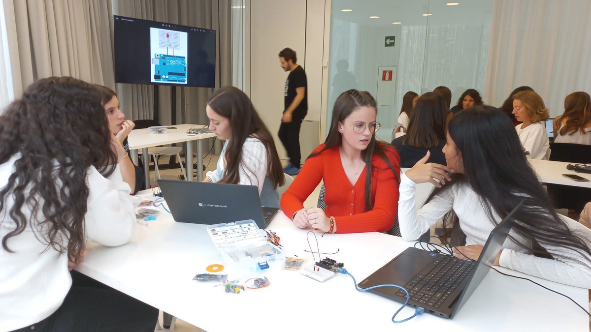redesteam1's tweet photo. 🔝Las ganadoras #RedesSTEAM continúan hoy con sus talleres en las Jornadas de Sostenibilidad @RedeiaCorp donde exploran nuevos retos para su desarrollo profesional 👩💻
Les deseamos mucha suerte de aquí en adelante⭐️
❤️️Siempre serán nuestras #ChicasSTEAM https://t.co/zYgoSAbJYG