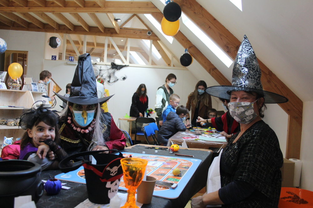 PyramideduLoup's tweet photo. J-2 avant l'arrivée des sorcières à la La Pyramide du Loup ! Prenez garde... Goûters les yeux bandés avec #ensemblepourvoir89, fantômes, animations, gages vous attendent ! Venez déguisés, nous vous attendons !
Vous pouvez nous contacter au 09 54 94 64 47 https://t.co/ErqXZnC7YG