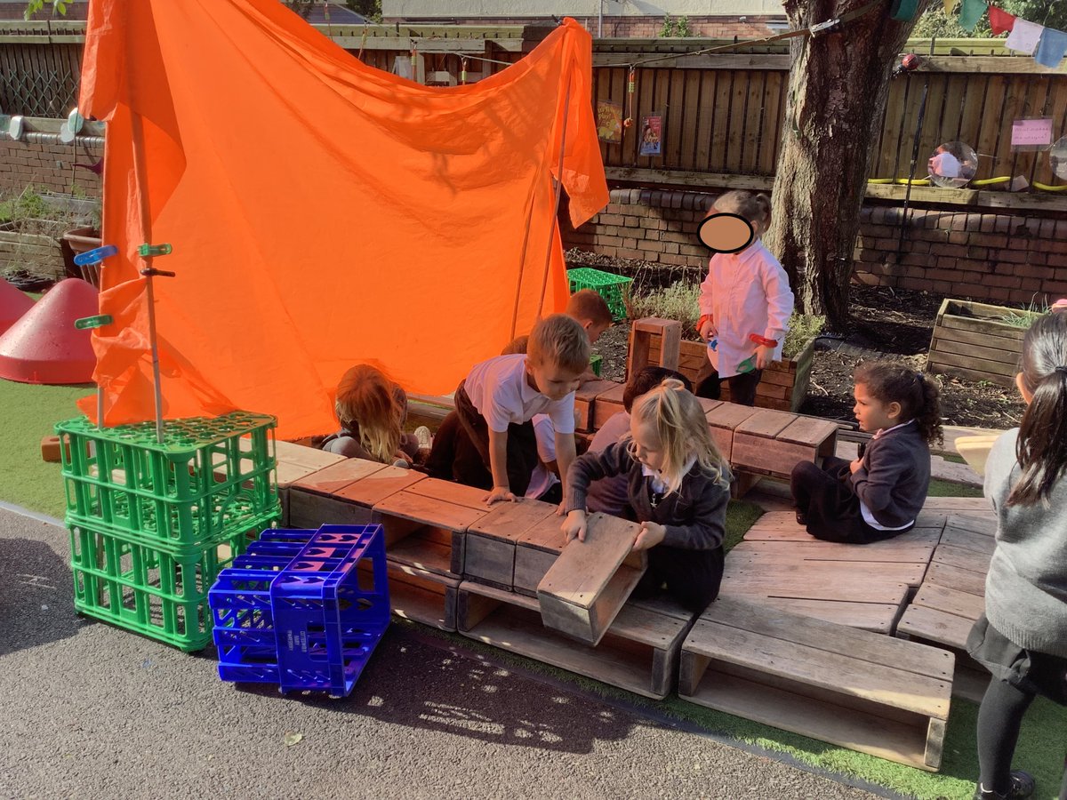 What great teamwork! Oak class showed so many problem solving and teamwork skills when they wanted to build a den in our outside classroom. What a fantastic achievement! @VenturersTrust #EYFS #Teamwork #problemsolving #creativity
