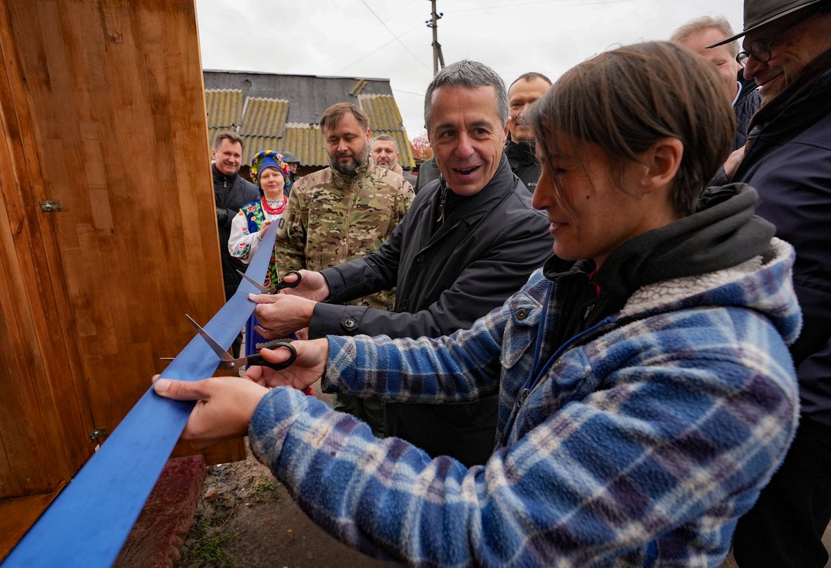 SwissUA's tweet photo. @ignaziocassis visits a #Swiss funded recovery project in Sukachi, #Ivankiv hromada, #Kyiv region, where #Divario GmbH builds 🇨🇭 wooden modular houses used as emergency shelters for 🇺🇦citizens who lost their homes. #Solidarity with #Hromadas #Nexus #UARecovery #StandWithUkraine https://t.co/tHXlkCatB5