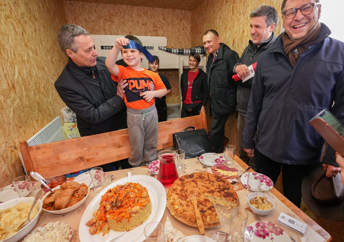 SwissUA's tweet photo. @ignaziocassis visits a #Swiss funded recovery project in Sukachi, #Ivankiv hromada, #Kyiv region, where #Divario GmbH builds 🇨🇭 wooden modular houses used as emergency shelters for 🇺🇦citizens who lost their homes. #Solidarity with #Hromadas #Nexus #UARecovery #StandWithUkraine https://t.co/tHXlkCatB5