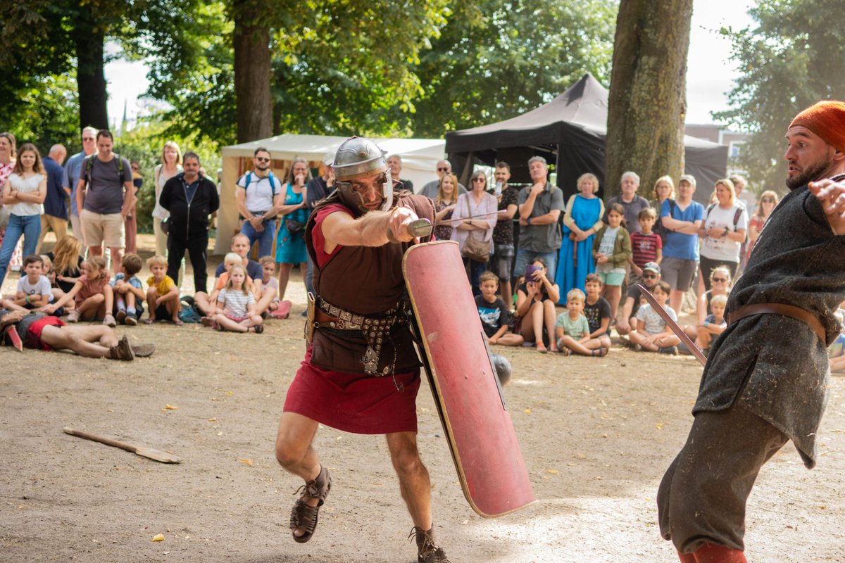 De romeinen komen zaterdag naar Park Lingezegen! 

Tijdens het Romeinenfestival (wat deels in Park Lingezegen plaats is) kan je genieten van 11-16 uur genieten van échte romeinen in de Oude Moestuin van Park Lingezegen. 

Kijk voor meer informatie op: parklingezegen.nl/beleef-de-rome…