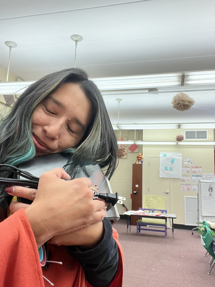 keeka87's tweet photo. Happiness is getting an electric pencil sharpener for your classroom from admin. #teachfxbg https://t.co/gyGZhDa307