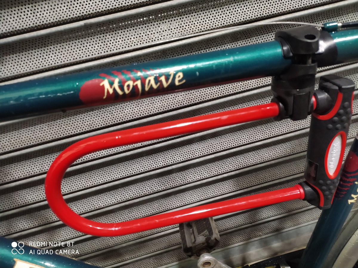 Kun_Sun_233's tweet photo. Very nice free lock for my bicycle!!! I love UOB's Security!!!😁😁😁 https://t.co/DU1E2lJPNI