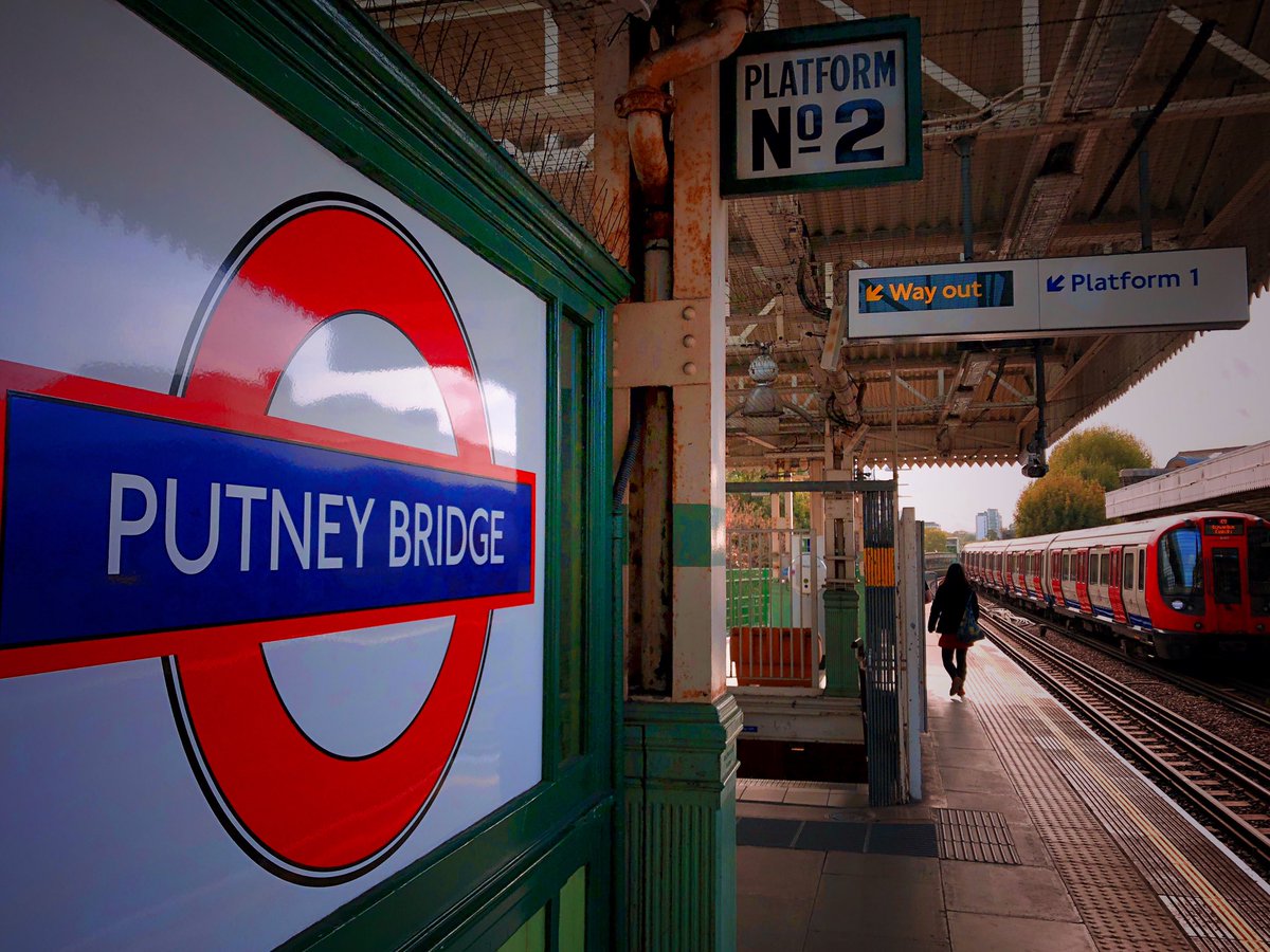 Great Roundel at Great Station. Please RT if you Love the London Underground.