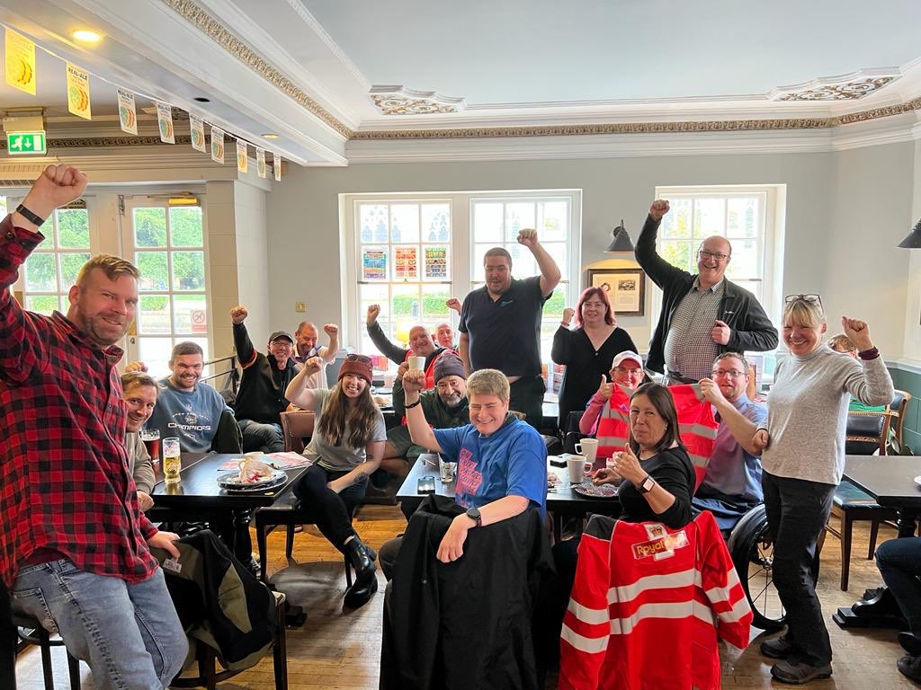 lisajanedurrant's tweet photo. Post picket beer for Chi UCU colleagues with striking posties #chi_ucu #CWU #UCU #Strike #enoughisenough #solidarity https://t.co/4SHvnOK23q