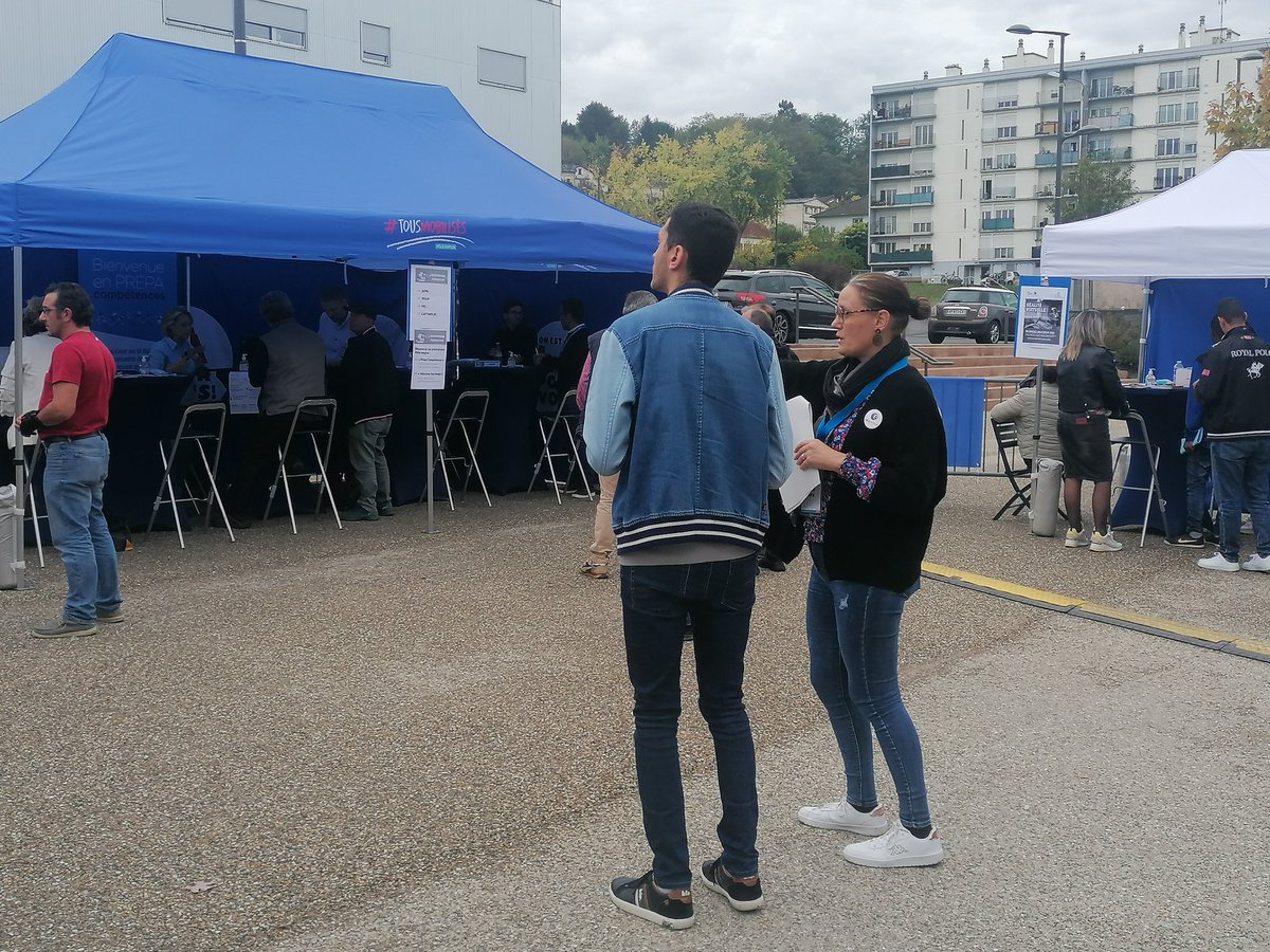 sedanfred's tweet photo. 3ème étape en ce moment à #BrivelaGaillarde, place Nelson Mandela de la place de l'#emploi et de la #formation.
Découverte des #métiers grâce à la réalité virtuelle et la méthode MRS.
#Recrutement https://t.co/qefJGIkxSj