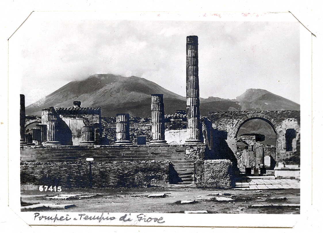 MANArqueologico's tweet image. Varios testimonios arqueológicos hacen pensar que la erupción del Vesubio del año 79, que sepultó las ciudades de Pompeya y Herculano, entre otras, no tuvo lugar en agosto sino #TalDíaComoHoy, 24 de octubre.

📷Fotografías de #Pompeya con el #Vesubio al fondo. Emilio Camps, 1930.