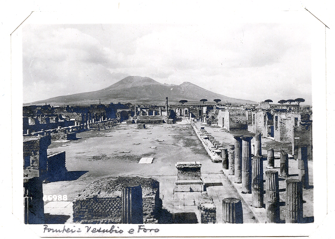 MANArqueologico's tweet image. Varios testimonios arqueológicos hacen pensar que la erupción del Vesubio del año 79, que sepultó las ciudades de Pompeya y Herculano, entre otras, no tuvo lugar en agosto sino #TalDíaComoHoy, 24 de octubre.

📷Fotografías de #Pompeya con el #Vesubio al fondo. Emilio Camps, 1930.