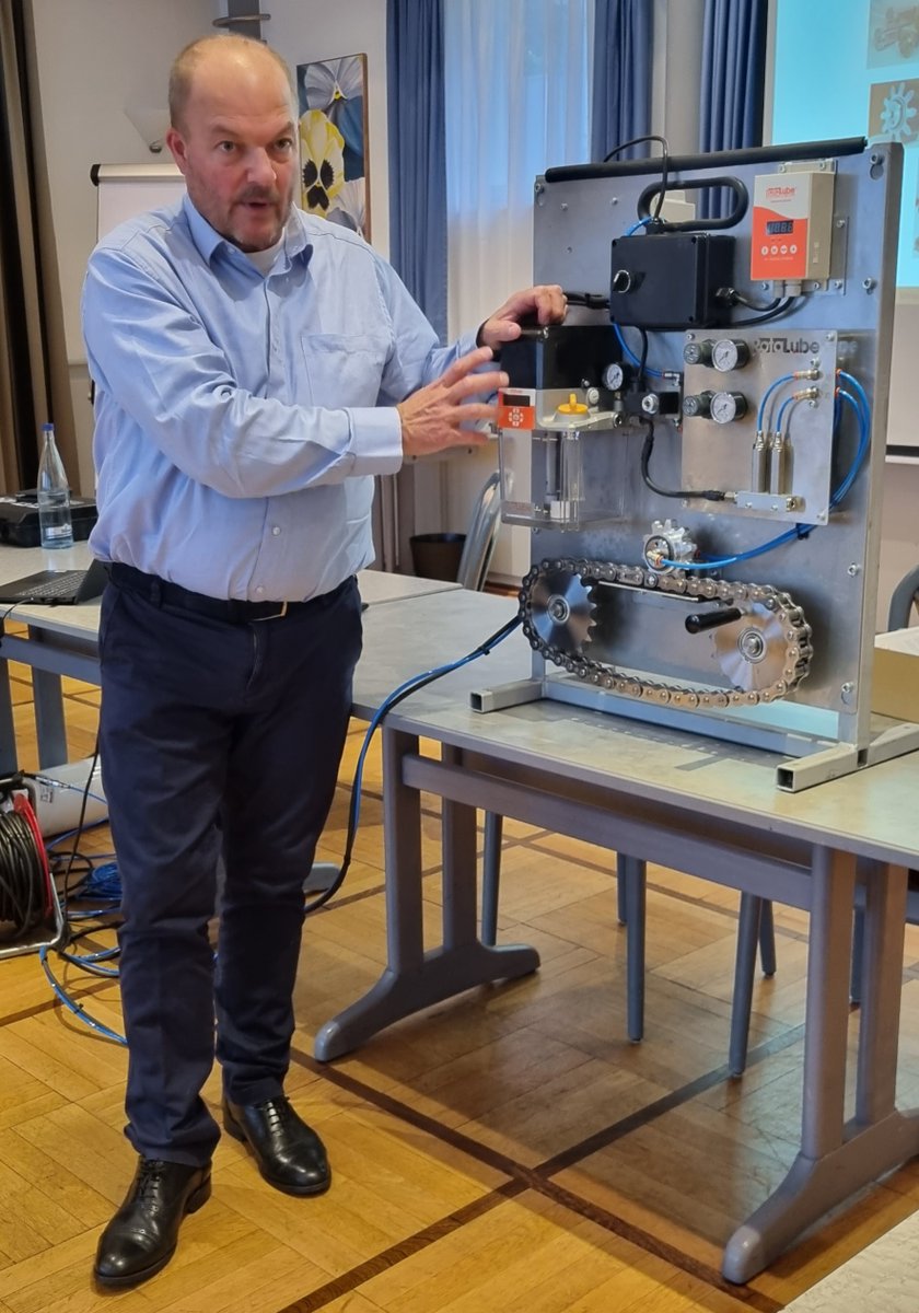 FbMbh's tweet photo. Herzlichen Dank an Keith Horner für die interessante und abwechslungsreiche Schulung des #rotalube Schmiersystems.
Jetzt können wir unsere Kunden noch zielorientierter und besser beraten und die Lebensdauer und ihrer Kettenanwendungen erhöhen. 
https://t.co/J9PhJXTiVJ
#fbketten https://t.co/1bnZ9gvUq5
