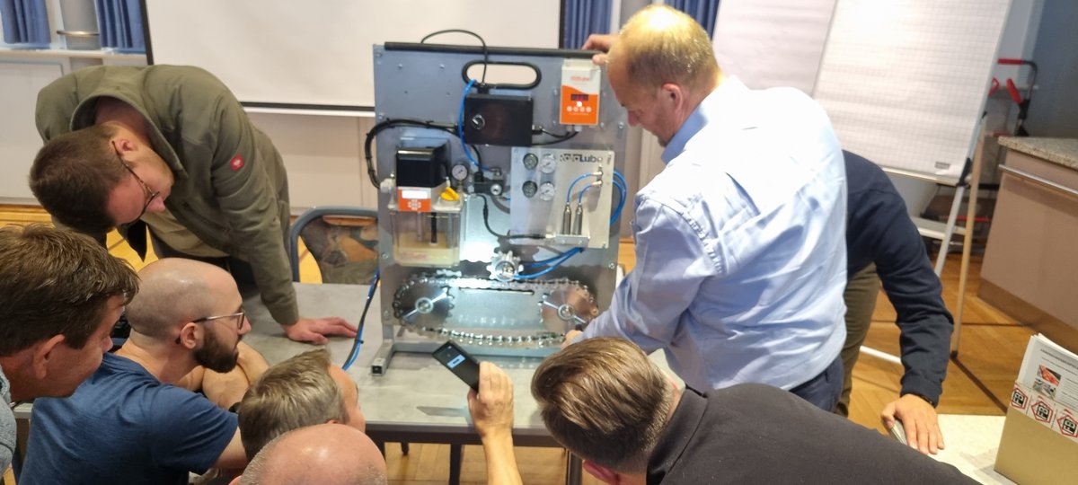 FbMbh's tweet photo. Herzlichen Dank an Keith Horner für die interessante und abwechslungsreiche Schulung des #rotalube Schmiersystems.
Jetzt können wir unsere Kunden noch zielorientierter und besser beraten und die Lebensdauer und ihrer Kettenanwendungen erhöhen. 
https://t.co/J9PhJXTiVJ
#fbketten https://t.co/1bnZ9gvUq5